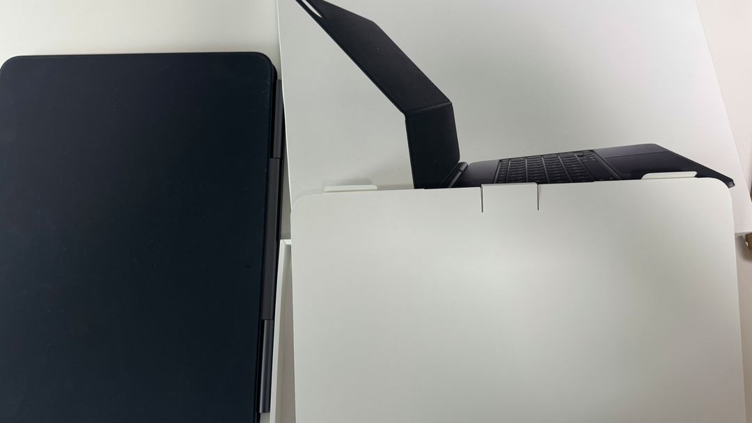 애플 아이패드 프로 13인치 m4 매직키보드 팝니다--5