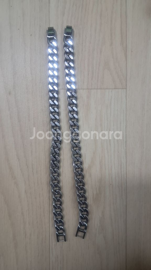 서지컬 은색 팔찌.2개.일괄5만.길이23cm.폭1cm.--1