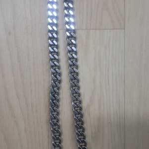 서지컬 은색 팔찌.2개.일괄5만.길이23cm.폭1cm.