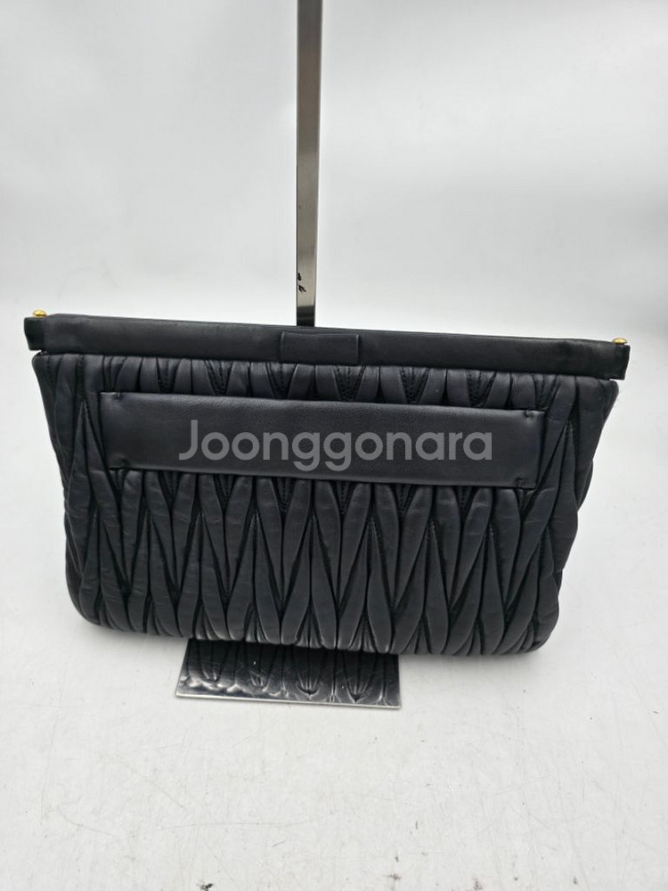 [정품] MIU MIU 마테라쎄 클러치백 블랙--2