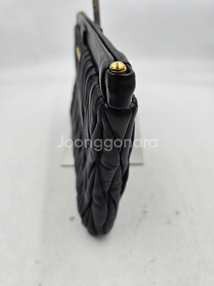 [정품] MIU MIU 마테라쎄 클러치백 블랙--5