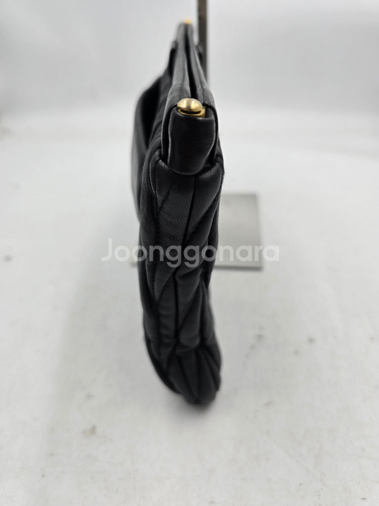 [정품] MIU MIU 마테라쎄 클러치백 블랙--4