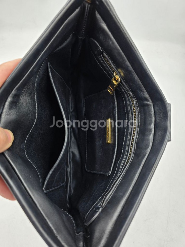 [정품] MIU MIU 마테라쎄 클러치백 블랙--7