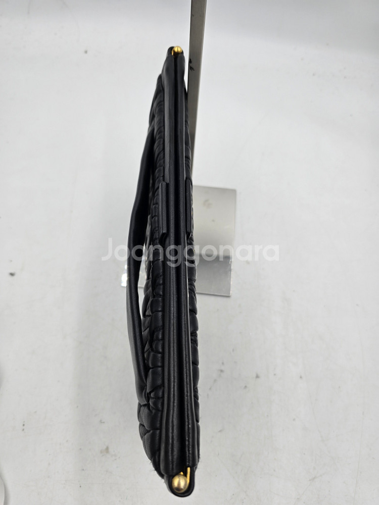 [정품] MIU MIU 마테라쎄 클러치백 블랙--3