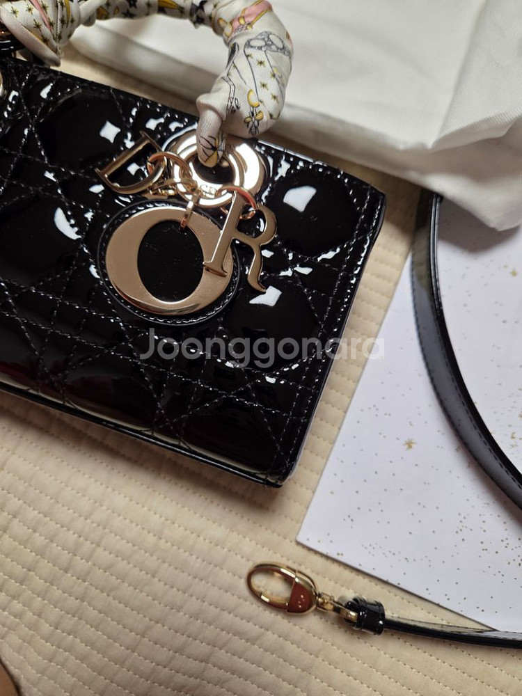 디올 디조이 스몰 페이던트 블랙--2