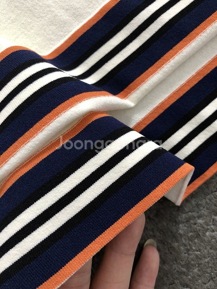 버버리 스티치포인트 엠보로고 카라 쿨니트--8