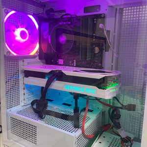 4070 Ti SUPER 화이트 색상 그래픽카드