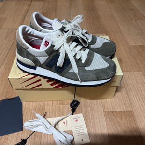 뉴발란스 990 v1 올리브 265사이즈 판매합니다.