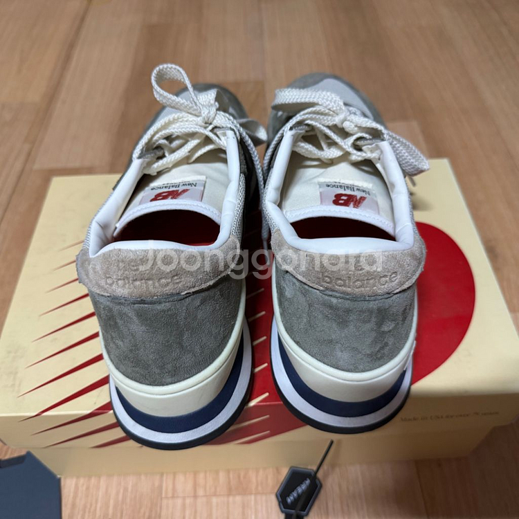 뉴발란스 990 v1 올리브 265사이즈 판매합니다.--2