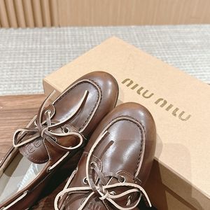 Miumiu 블리치드 가죽 보트 슈즈