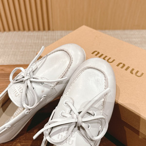 Miumiu 블리치드 가죽 보트 슈즈