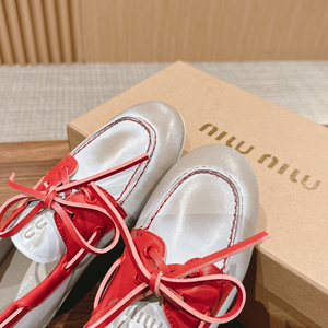 Miumiu 블리치드 가죽 보트 슈즈