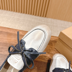 Miumiu 블리치드 가죽 보트 슈즈