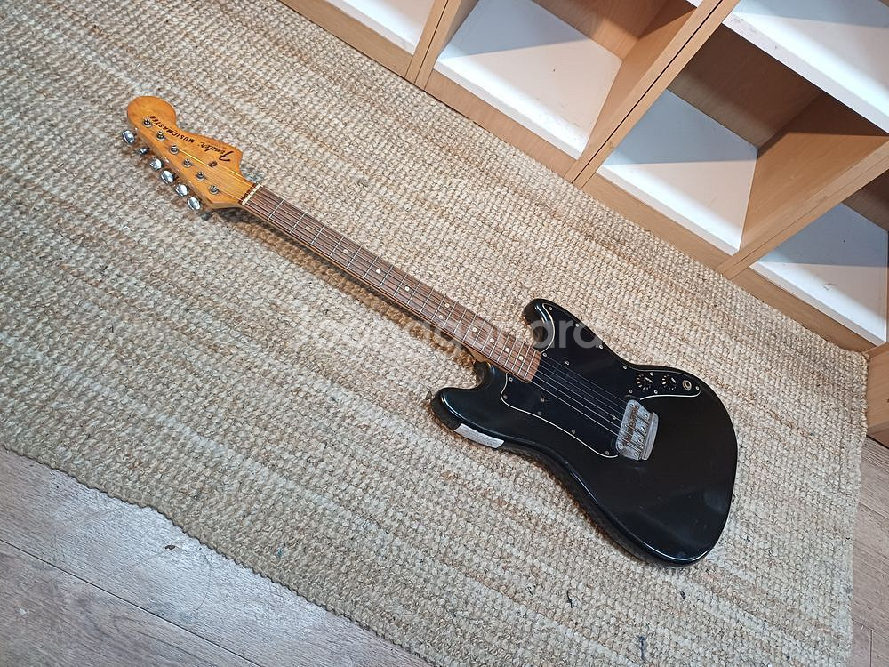 fender musicmaster--0