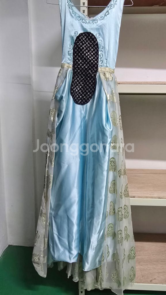 하늘색 민소매 의상--0