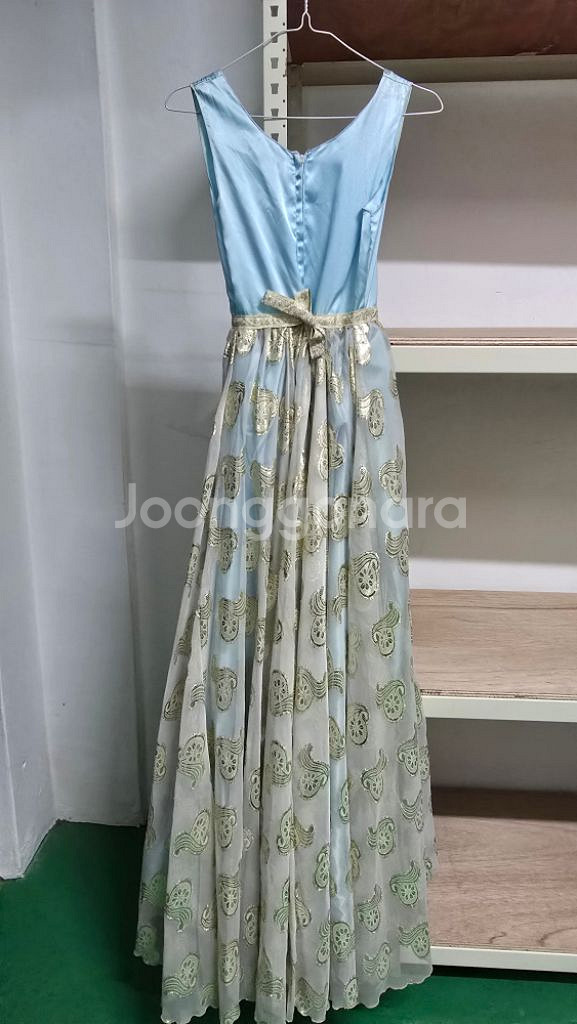 하늘색 민소매 의상--2