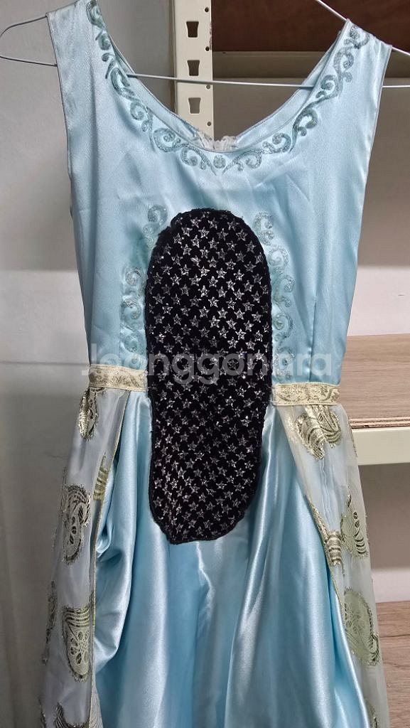 하늘색 민소매 의상--1