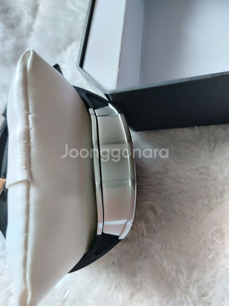 러버밴드 쿼츠 손목시계.가로50mm세로60mm.새상품--4