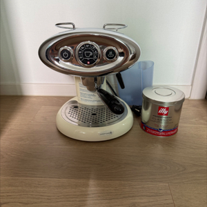 일리 프란시스프란시스 X7.1 커피머신이에요집에서 맛있