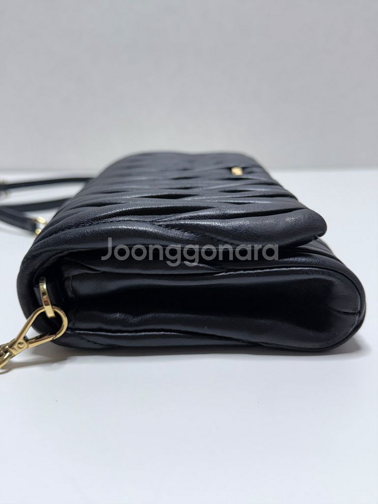 미우미우 마틀라세 퀼팅 플랩 체인 숄더백--2