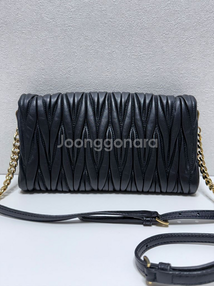 미우미우 마틀라세 퀼팅 플랩 체인 숄더백--1