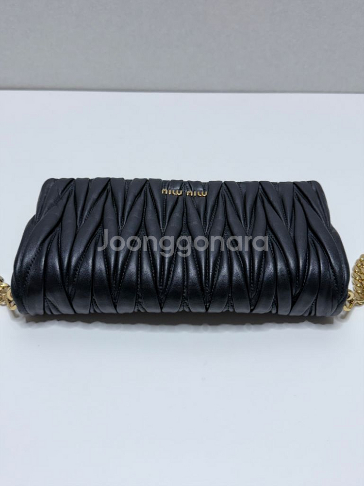 미우미우 마틀라세 퀼팅 플랩 체인 숄더백--4