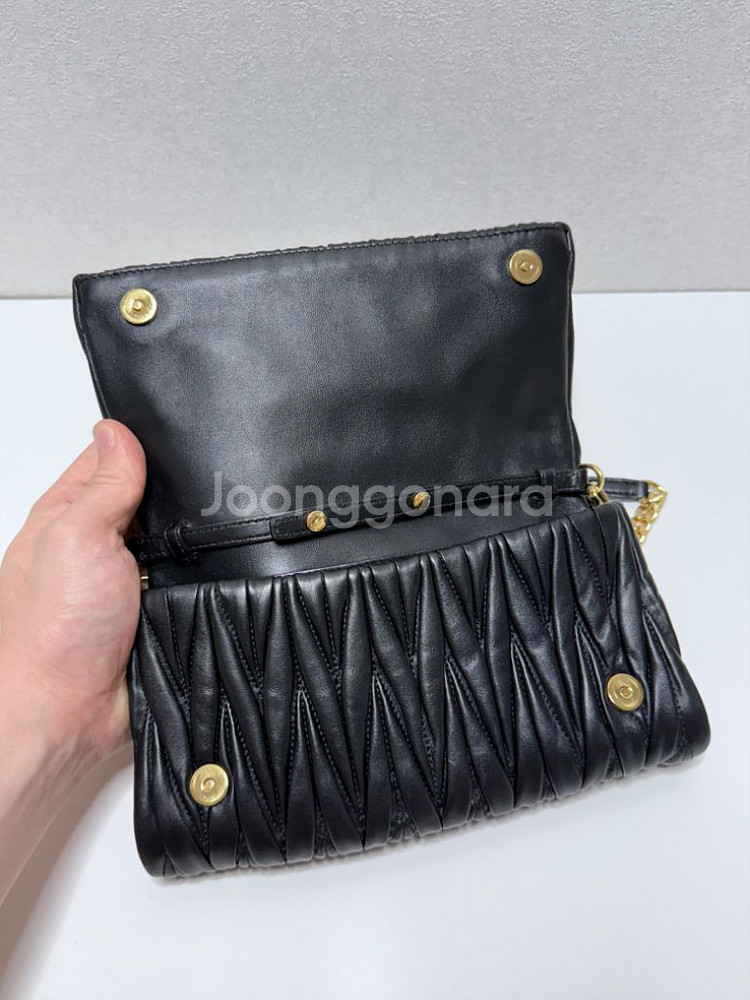 미우미우 마틀라세 퀼팅 플랩 체인 숄더백--8