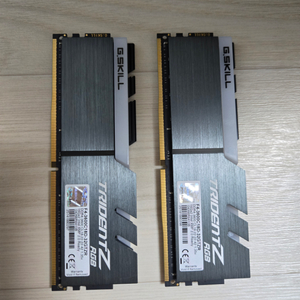 G.Skill Trident Z RGB 32GB램팝니다