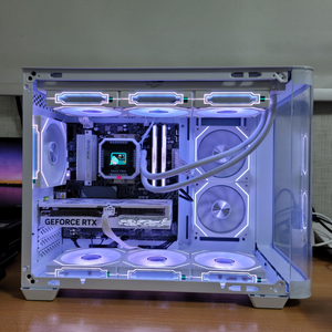 이쁜 화이트 9600X 5060 TI 게이밍 컴퓨터