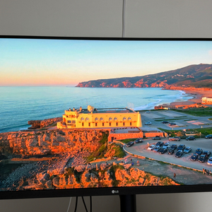LG 32UN880 4K 모니터