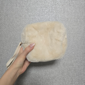 새상품) 아이보리 퍼 파우치