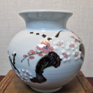 철화백자 양각 매화문 소호(평전도예) - 높이 16cm