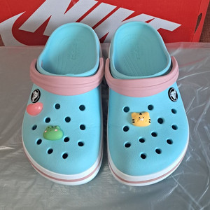 크록스c13 인데 실사이즈는180지비츠 포함