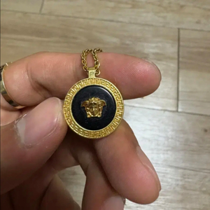 베르사체 메두사 목걸이