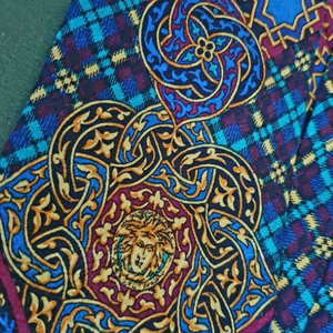 화려한 베르사체 넥타이