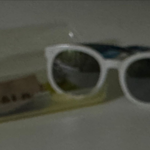 화이트 선글라스