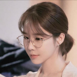 유인나 금테안경 미착용