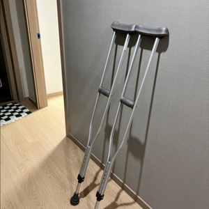퇴원시 한 번 쓴 목발