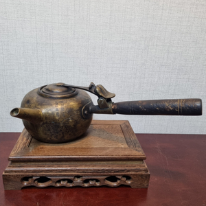 오래된 중국 다도용 동 주전자 - 길이 30cm