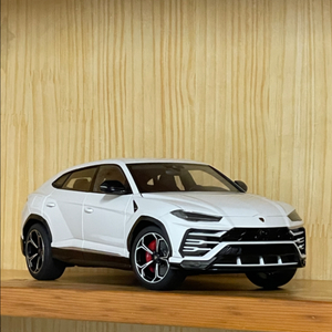 1:18 오토아트 우루스 화이트