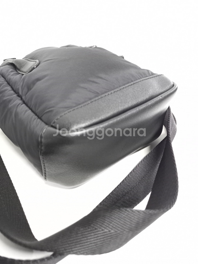 쿠론 패딩 볼륨 미니 크로스바디백--5