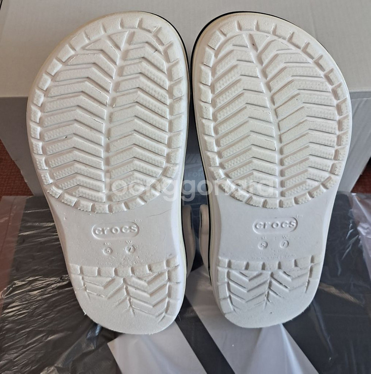 크록스정품 235 지비츠포함 m5w7--8