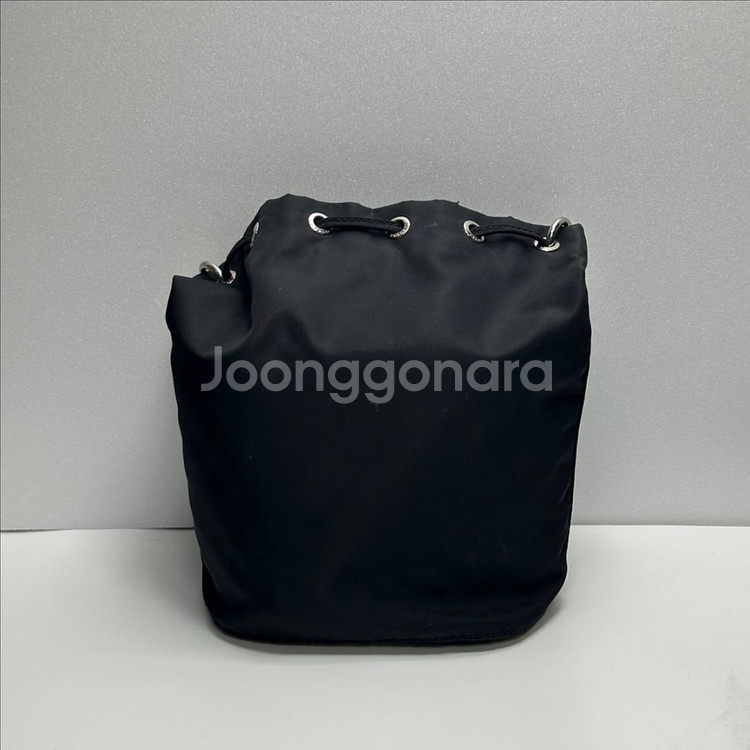 (정품)프라다 리나일론 버킷 스트랩 복조리백--2