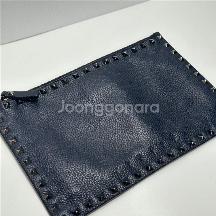 (정품)발렌티노 블랙 카프스킨 락스터드 은장 클러치백--1