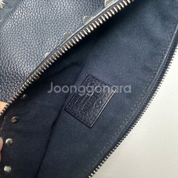 (정품)발렌티노 블랙 카프스킨 락스터드 은장 클러치백--5