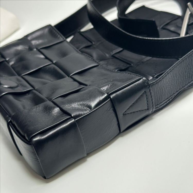 (정품)보테가베네타 레더 카세트백--5