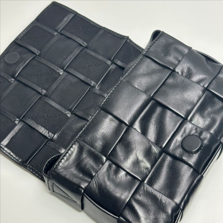 (정품)보테가베네타 레더 카세트백--2