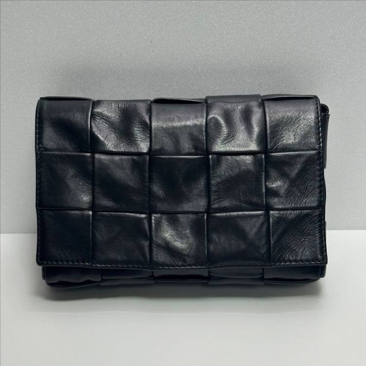 (정품)보테가베네타 레더 카세트백--1