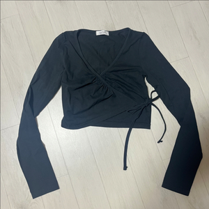 검은색 리본 랩 티셔츠 긴팔 크롭 빈티지 에이블리