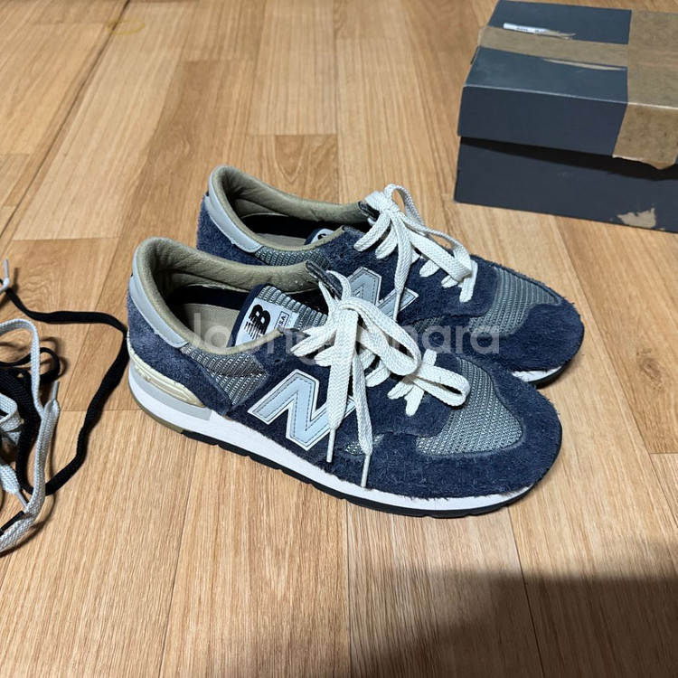 뉴발란스 990 v1 칼하트 265사이즈 판매합니다.--0